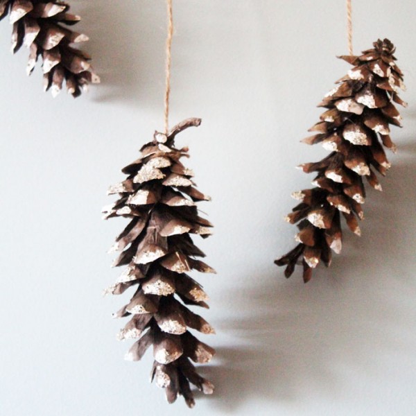 DIY Snowy Pine Cone Wall Hanging * Moms and Crafters