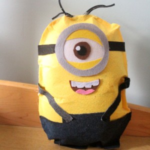 DIY felt minion pillow craft (no sew) * Moms and Crafters