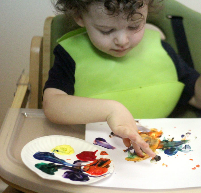 5 Reasons to let your toddler get messy * Moms and Crafters