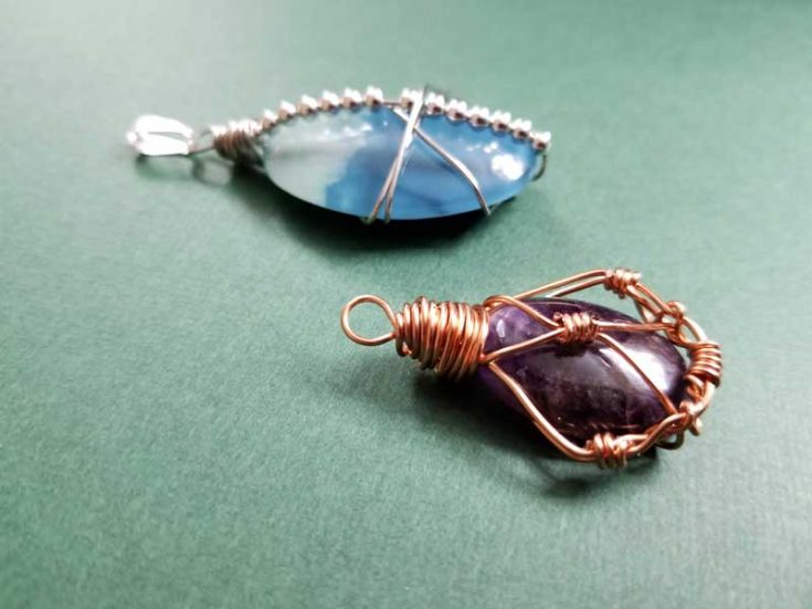 Wire Wrap Stone How To Wire Wrap Stones Without Holes Moms And Crafters   Wire Wrap Stone F4 735x551 