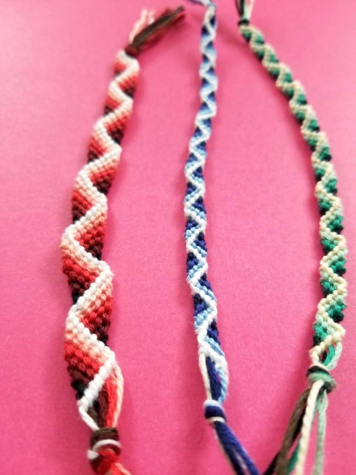 Zig Zag Friendship Bracelet Pattern with a 3D effect! * Moms and Crafters