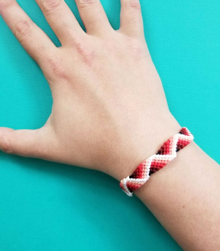 Zig Zag Friendship Bracelet Pattern with a 3D effect! * Moms and Crafters