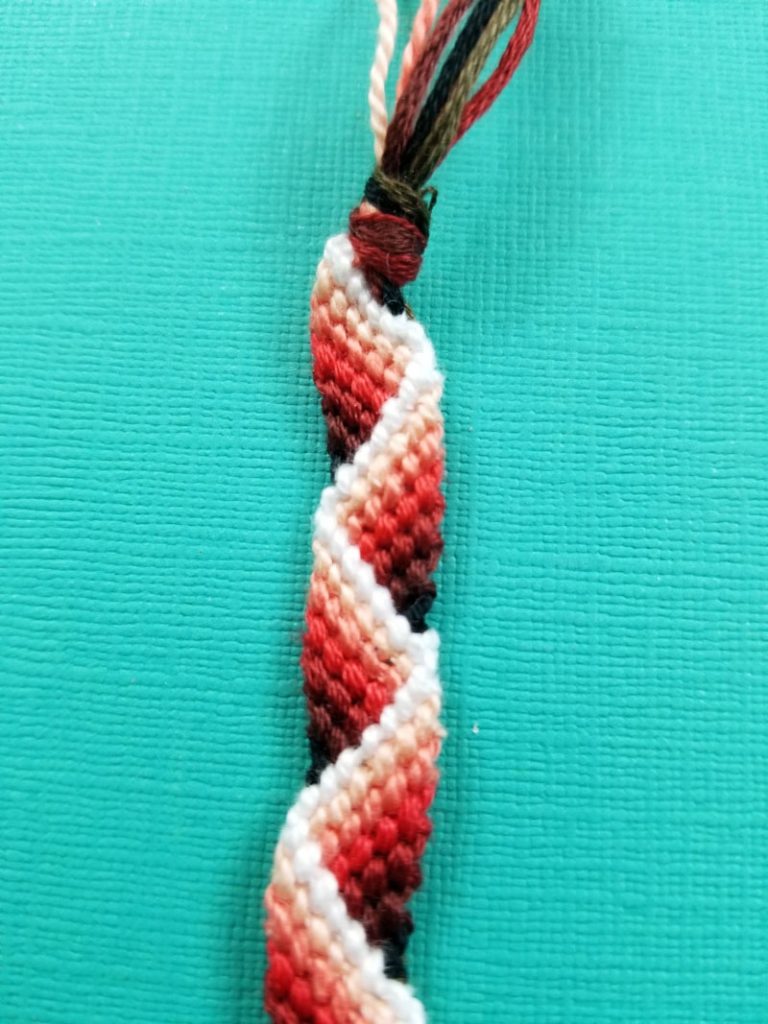 Zig Zag Friendship Bracelet Pattern with a 3D effect! * Moms and Crafters