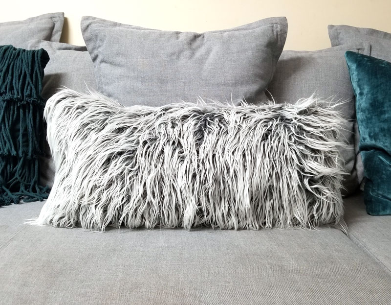 https://www.momsandcrafters.com/wp-content/uploads/2020/01/diy-fur-pillow-15.jpg.webp