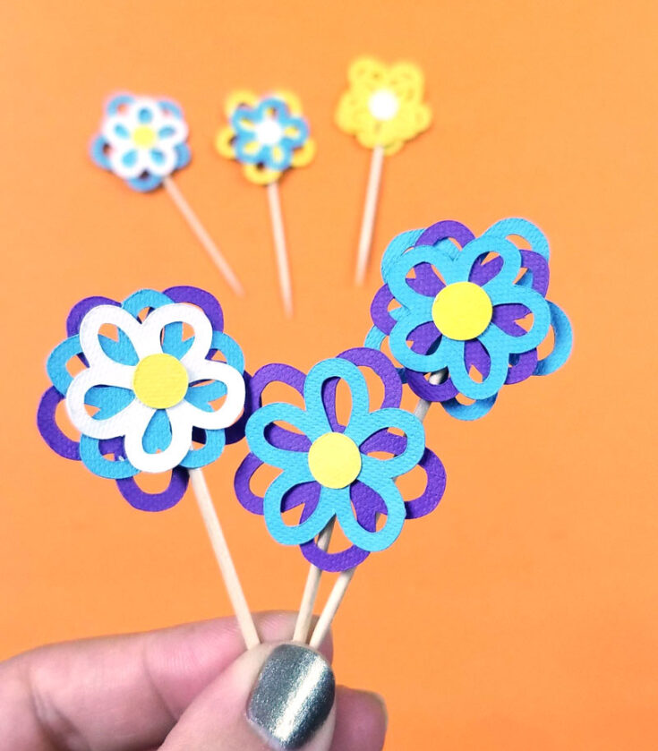 Flower Cupcake Topper Template - DIY paper flowers with a free SVG