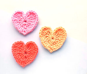 How to Crochet a Small Heart * Moms and Crafters