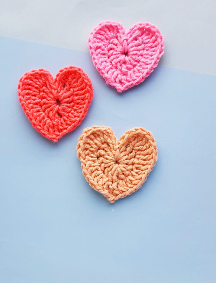 How to Crochet a Small Heart * Moms and Crafters