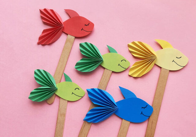 One Fish Two Fish Craft - Dr Seuss Book Puppets! * Moms and Crafters