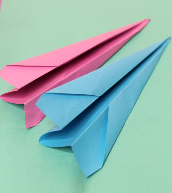 How to make a fast paper airplane * Moms and Crafters