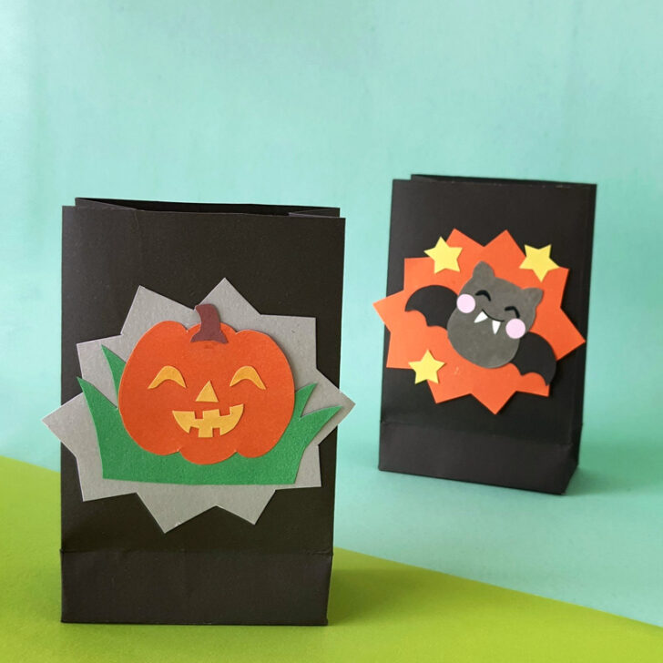 DIY Paper Halloween Treat Bags * Moms and Crafters