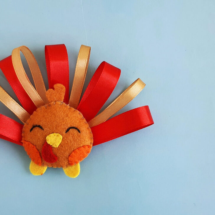 https://www.momsandcrafters.com/wp-content/uploads/2022/10/felt-turkey-pattern-final-feature-728x728.jpg.webp