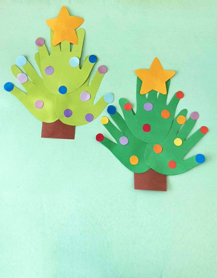 Handprint Christmas Tree Craft * Moms and Crafters