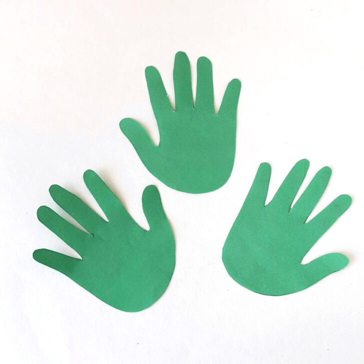 Handprint Christmas Tree Craft * Moms and Crafters