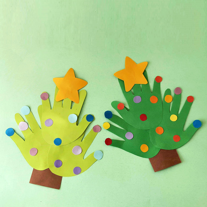 Handprint Christmas Tree Craft * Moms and Crafters