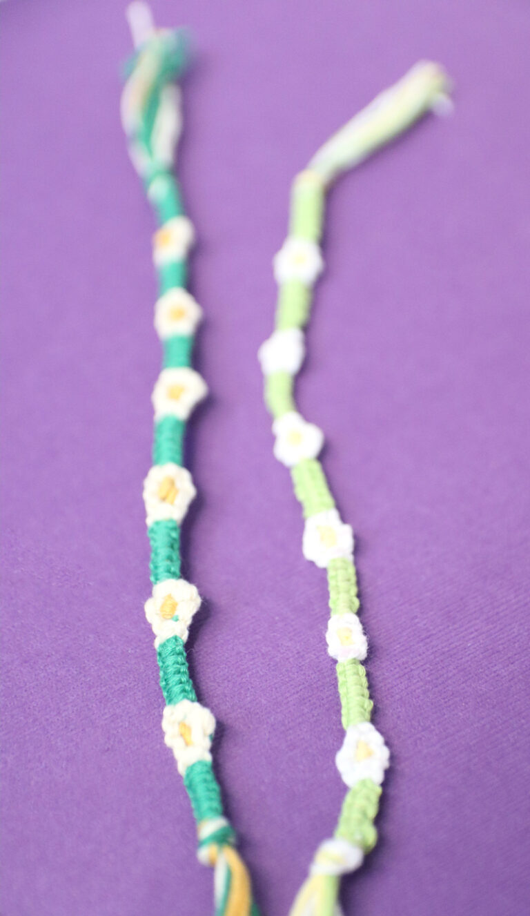 Simple Flower Friendship Bracelets * Moms and Crafters