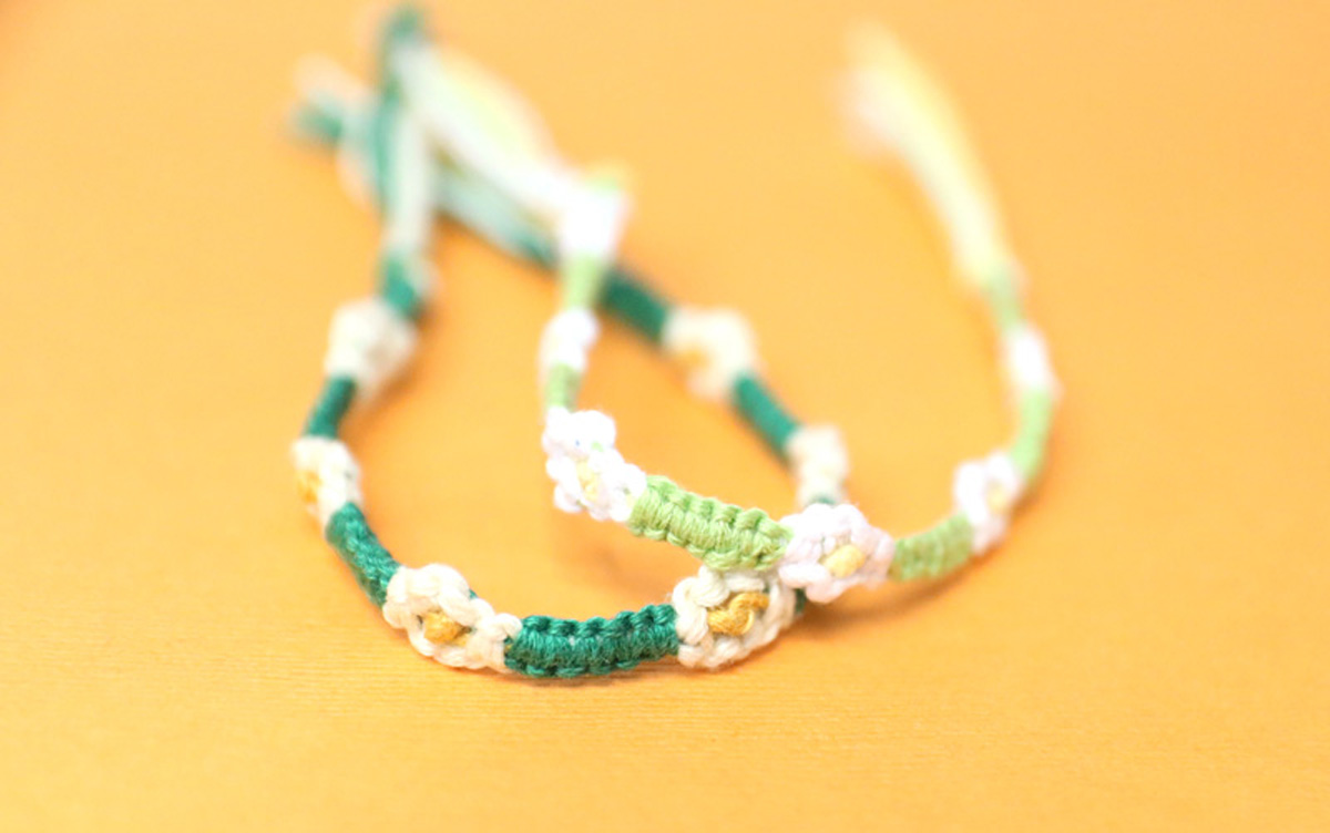 How to Make a Daisy Chain Flower Bracelet || Friendship bracelets - YouTube